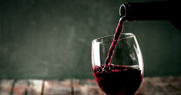 Το Τέλειο Τρικ για να Παγώσετε το Κρασί σε 10 Λεπτά