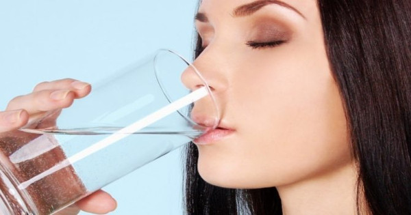 Δείτε τι συμβαίνει στο σώμα σας αν πίνετε ένα ποτήρι νερό με άδειο στομάχι  μόλις ξυπνάτε