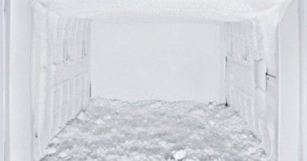 Δείτε πως θα καθαρίσετε τον πάγο από την κατάψυξη του ψυγείου σας σε χρόνο μηδέν!