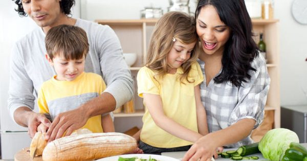 Διατροφή παιδιών: Τι δεν πρέπει να κάνουν τα παιδιά όταν τρώνε