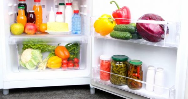 Βήμα-βήμα πώς θα καθαρίσετε τον χώρο κάτω από το ψυγείο