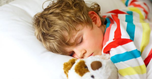 Παιδί που κοιμάται λίγο: Γιατί αυξάνει ο κίνδυνος παχυσαρκίας