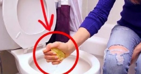 Ρίχνει σε ένα λεμόνι χοντρό αλάτι και το στύβει στην λεκάνη της τουαλέτας – Αυτό που ακολουθεί αμέσως μετά είναι εκπληκτικό [video]