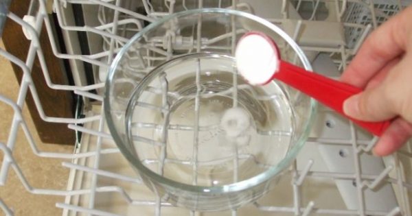 Πώς να καθαρίσετε και να απολυμάνετε εσωτερικά το πλυντήριο πιάτων [vid]