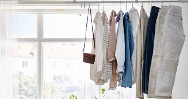 5 Τρόποι για να Αποθηκεύσετε τα Ρούχα σας αν δεν Έχετε Ντουλάπα