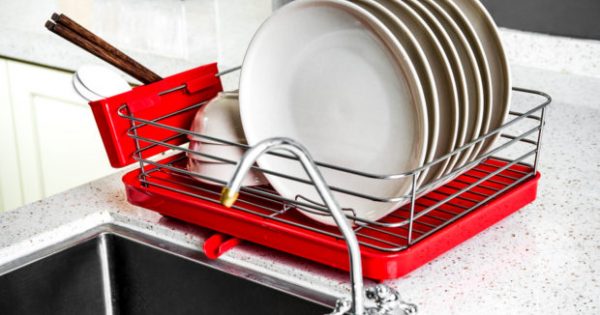 10 Ιδέες που θα Οργανώσουν τον Νεροχύτη της Κουζίνας σας Μέσα σε Λίγα Λεπτά