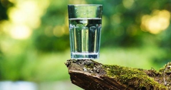 Πρέπει να πίνετε νερό σύμφωνα με το σωματικό σας βάρος: Ένας πίνακας που εμφανίζει πόσο νερό χρειαζόμαστε ανάλογα με το βάρος μας