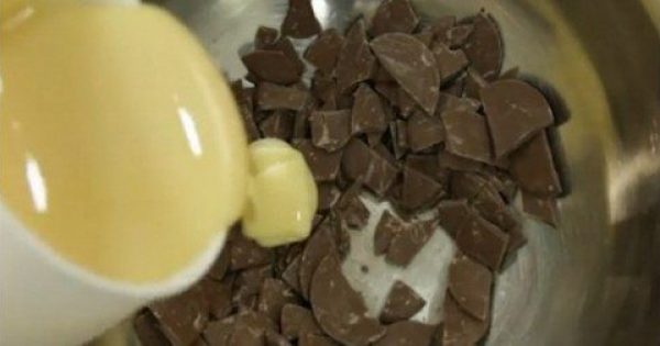 Ρίχνει κομμάτια σοκολάτας σε μια κατσαρόλα και προσθέτει ζαχαρούχο γάλα. Το αποτέλεσμα δεν περιγράφεται με λόγια!