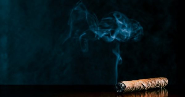Κάπνισμα: Πούρα και πίπες κρύβουν αυξημένο κίνδυνο για καρκίνο και πρόωρο θάνατο