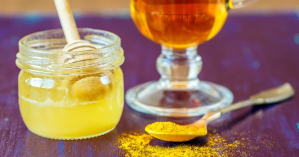 Κουρκούμη και μέλι: Γιατί το λένε «χρυσό μέλι» – Τι προσφέρει, πώς φτιάχνεται [vid]