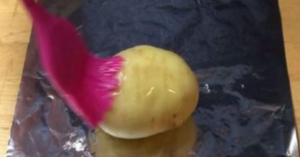 Παίρνει μια ολόκληρη καθαρισμένη πατάτα και την αλείφει με λάδι. Το αποτέλεσμα; Καταπληκτικό!