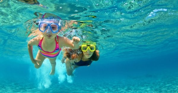 Για κινδύνους υγείας από το κολύμπι και τα θαλλάσια σπορ προειδοποιούν οι ερευνητές