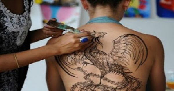 Άσχημα τα νέα για όσους έχουν τατουάζ! Δεν φαντάζεστε τι βρέθηκε στα μελάνια…