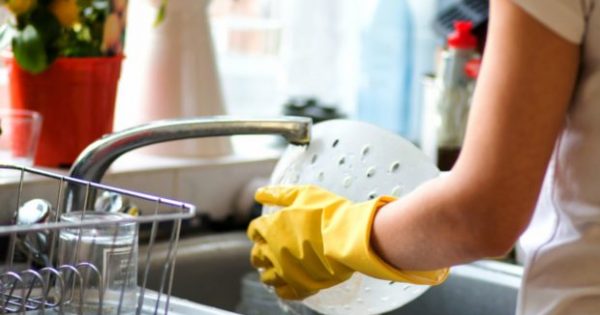 Ένα Πράγμα Αρκεί να Κάνετε για να Πλένετε Λιγότερα Πιάτα Κάθε Μέρα!