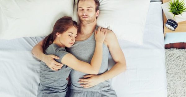 6 Διαφορετικές Στάσεις Ύπνου και τι Δείχνουν για τη Σχέση σας