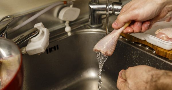 Featured Image for Γιατί δεν πρέπει να πλένετε το κοτόπουλο πριν το μαγειρέψετε (βίντεο)