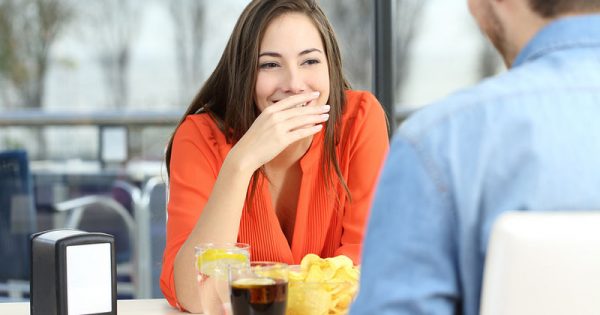 Πώς θα απαλλαγείτε από τη μυρωδιά του σκόρδου και του κρεμμυδιού στην αναπνοή