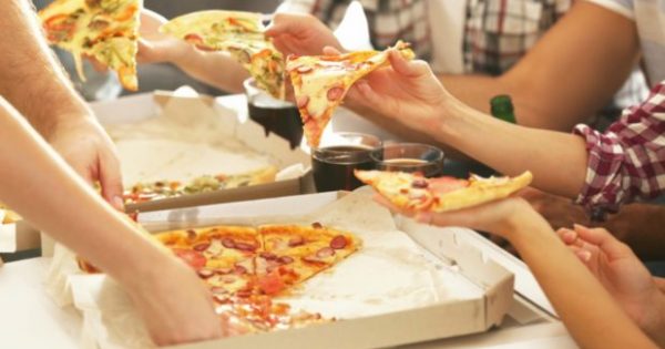 3 Πράγματα που Πρέπει να Ζητάτε Πάντα Όταν Παραγγέλνετε Πίτσα για Πάρτι!