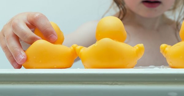Πλαστικά παιχνίδια στο μπάνιο: Ο σοβαρός λόγος που πρέπει τα παιδιά να τα αποφεύγουν