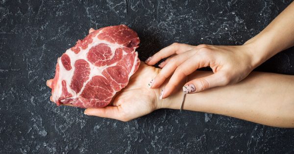 Κόκκινο κρέας: Γιατί πρέπει να το αποφεύγουν οι γυναίκες