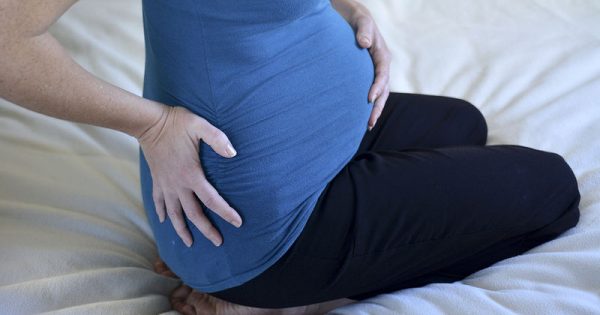 Πρόωρη εφηβεία: Ο κίνδυνος από το βάρος της μητέρας στην εγκυμοσύνη