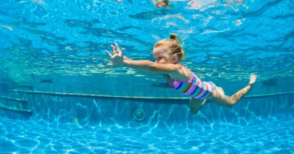 4χρονη παραλίγο να πεθάνει επειδή ήπιε νερό πισίνας [vid] – Τι είναι ο ξηρός πνιγμός
