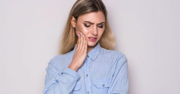 Featured Image for Ευαίσθητα δόντια: 10 τρόποι για να μειώσετε τον πόνο!!!