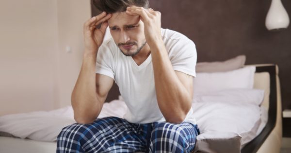 Πονοκέφαλος μετά τον ύπνο: ΟΛΕΣ οι πιθανές αιτίες για να τον αποτρέψετε