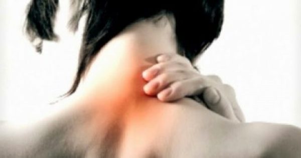 Έξυπνα tips για να διώξτε τον πόνο του αυχένα