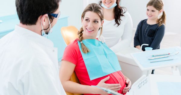 Στοματική υγεία: 10 tips για να προστατεύσετε τα δόντια σας στην εγκυμοσύνη