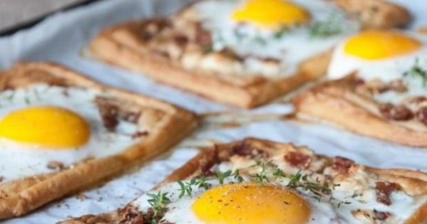 Πρωινό στο Σπίτι: Φτιάξτε Πανεύκολα Ατομικές Τάρτες με Αυγό και Μπέικον