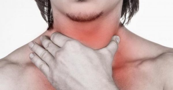 Featured Image for Πρήξιμο στον λαιμό: ΟΛΕΣ οι πιθανές αιτίες – Πότε είναι ένδειξη σοβαρού προβλήματος