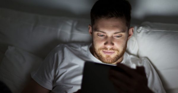 Χρήση tablet το βράδυ: Οι επιπτώσεις στον ύπνο