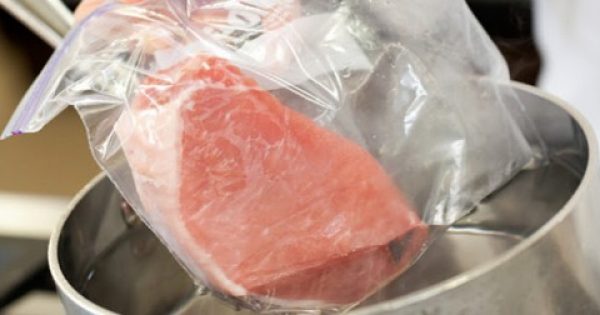 Απίστευτο κόλπο για να ξεπαγώσετε γρήγορα το κρέας… [video]