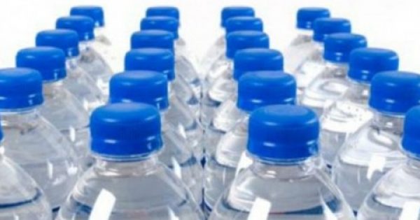 Πλαστικά μπουκάλια: όλα όσα δεν γνωρίζετε γι αυτά – Μετά από αυτό το άρθρο δεν θα θέλετε να ξαναπιείτε από αυτά