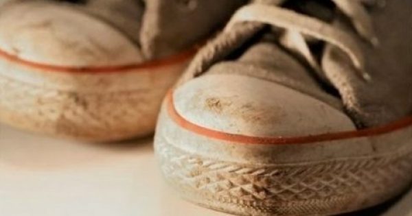 Θέλετε να καθαρίσετε τα αθλητικά παπούτσια σας; Δεν φαντάζεστε ποιο υλικό θα τα κάνει σαν καινούργια…