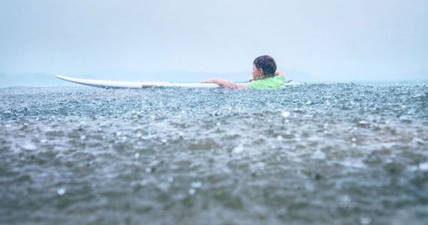 Συμβουλές για γονείς: Τι να κάνετε αν το παιδί σας κολυμπάει και ξεσπάσει καταιγίδα