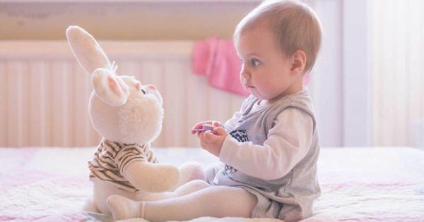 Mωρό 6-12 μηνών: Τι αντιλαμβάνεται και τι μπορεί να κάνει