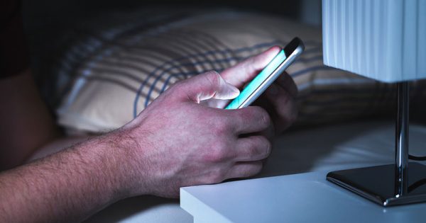 Τα smartphones βλάπτουν σοβαρά τον ύπνο – Δείτε γιατί