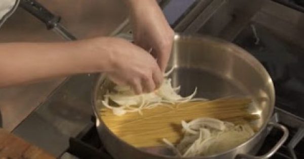 Featured Image for Βάζει τα μακαρόνια στην κατσαρόλα και προσθέτει κρεμμύδι – Το αποτέλεσμα θα σας εκπλήξει… [video]