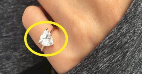 Αν δείτε μια γυναίκα να φοράει ένα τέτοιο δαχτυλίδι στο μικρό της δάχτυλο τότε αυτό σημαίνει