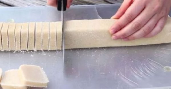 Θα γλείφετε και τα δάχτυλά σας: πανεύκολα μπισκότα βουτύρου με μόνο 3 υλικά έτοιμα σε 30 λεπτά!