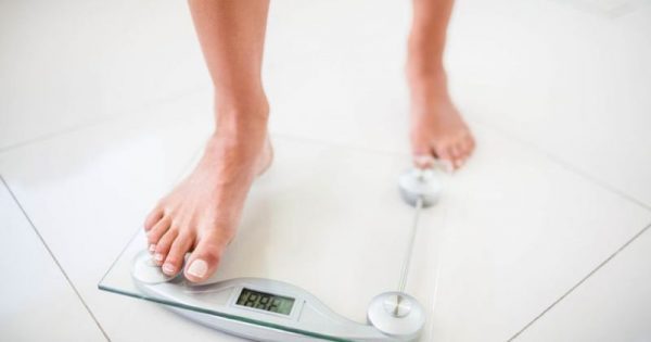 Δείτε πώς πρέπει να ζυγίζεστε για να υπολογίσετε σωστά το βάρος σας!!!-ΒΙΝΤΕΟ