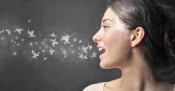 Τι πρέπει να κάνετε για να μη μυρίζει το στόμα σας