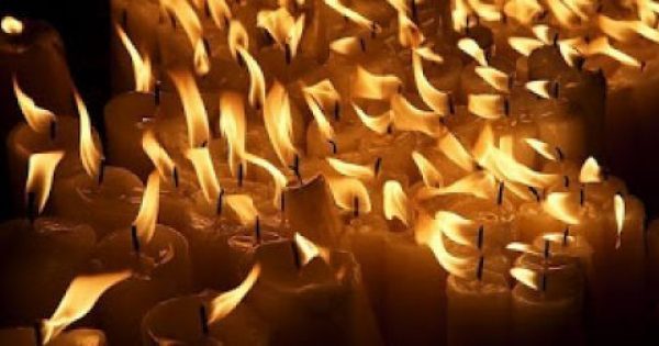 Το ήξερες; Γιατί ανάβουμε κεριά σε όσους έχουν πεθάνει;