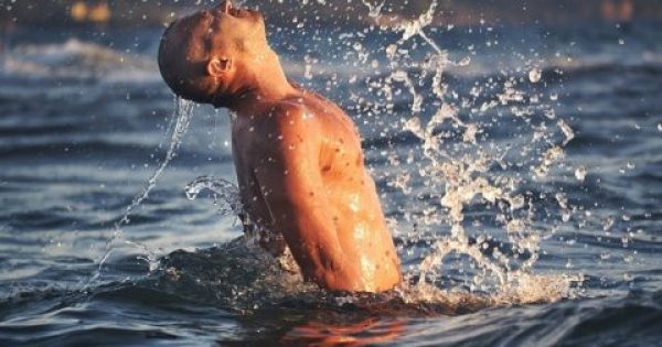 Από ποιες ασθένειες μάς θεραπεύει το θαλασσινό νερό με την κολύμβηση