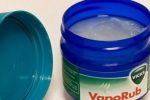 Featured Image for ΤΙ ΜΠΟΡΕΙΣ ΝΑ ΚΑΝΕΙΣ ΜΕ ΤΟ VICKS