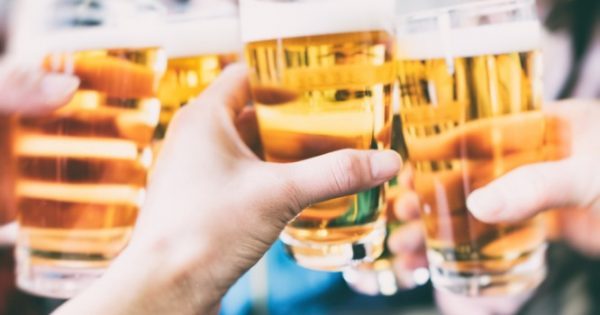 Όσοι δεν πίνουν καθόλου αλκοόλ στη μέση ηλικία, ιδίως κρασί, είναι πιθανότερο να εμφανίσουν άνοια στην τρίτη