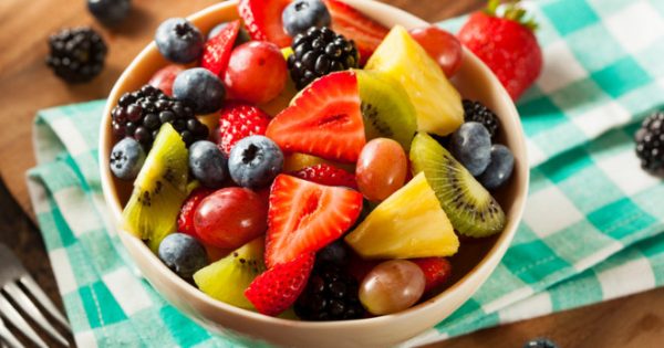 Φρούτα: Γιατί πρέπει να τα τρώμε άγουρα και με τη φλούδα