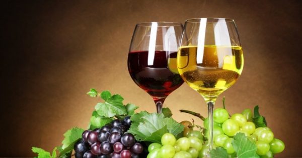 Λευκό ή κόκκινο κρασί; Τι προσφέρει το καθένα στην υγεία σας
